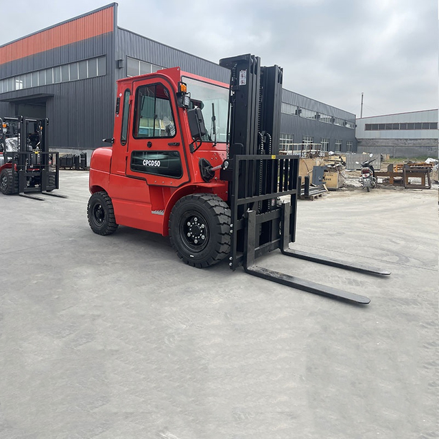 Lori Angkat Fork Berprestasi Tinggi 3-6M Ketinggian Angkat 5 Tan Forklift Diesel