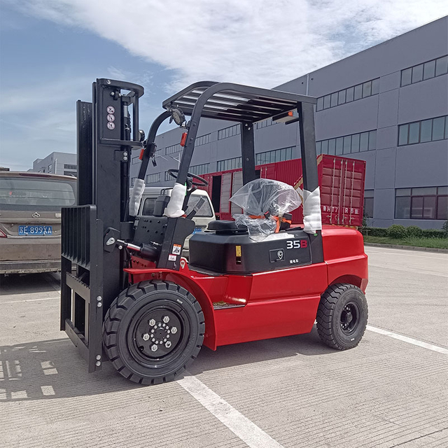 Sprzęt 4-kołowy Elektryczne w&oacute;zki widłowe litowo-jonowe o udźwigu 3500 kg