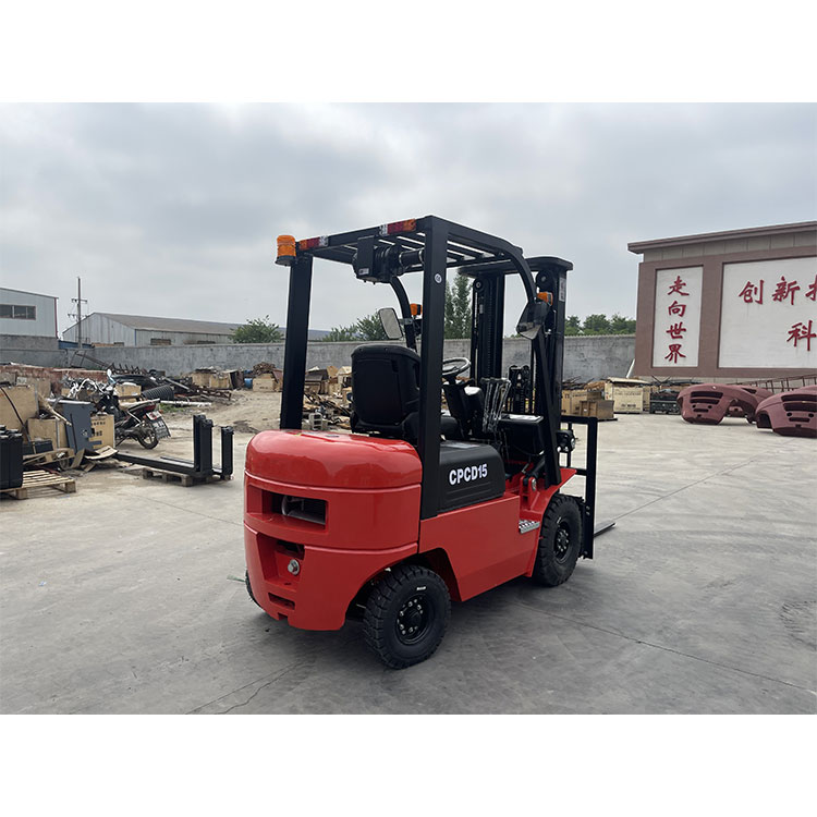 N&eacute;gykerekű, 1500 kg-os &uacute;j d&iacute;zel targonca jap&aacute;n motorral rakt&aacute;ron