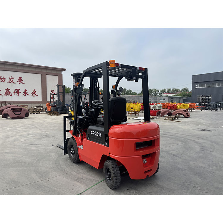 N&eacute;gykerekű, 1500 kg-os &uacute;j d&iacute;zel targonca jap&aacute;n motorral rakt&aacute;ron