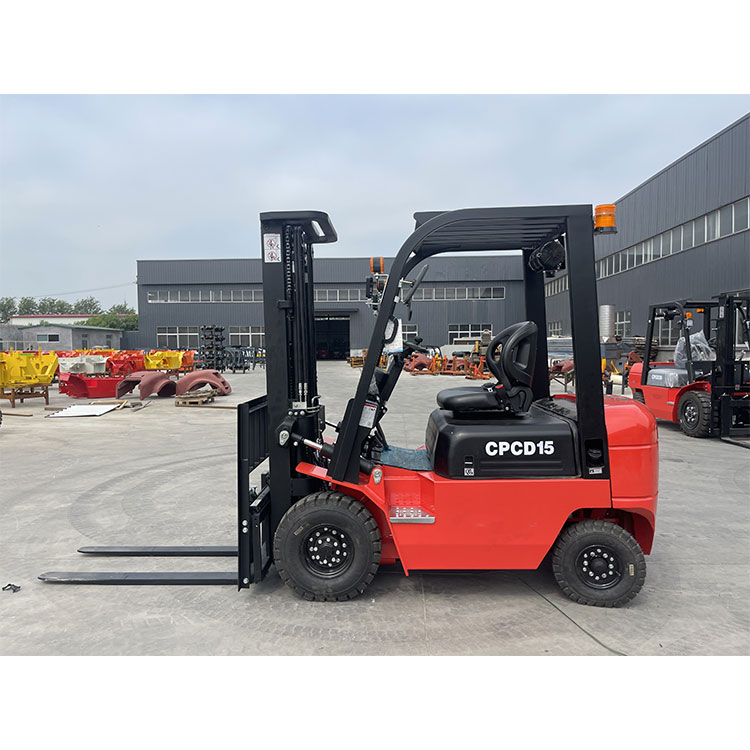 N&eacute;gykerekű, 1500 kg-os &uacute;j d&iacute;zel targonca jap&aacute;n motorral rakt&aacute;ron